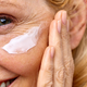 Večina začne prepozno: kdaj koža dejansko potrebuje anti-age nego?