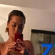 (FOTO) Bolj nazorno ne gre: Rita Ora oblečena le v eno malo rdečo jagodo, ki je zakrivala ...