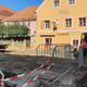 Po Ptuju potekajo obnove javnih površin, ljudje pa se prebijajo v lokale in domov po blatu