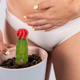 Menstruacijski preživetveni vodič: Kaj jesti, početi in kako se ljubiti v "tistih" dneh?