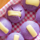 (RECEPT) Drobne sladkosti za vikend: Pečemo rožičeve kocke, ljubke filipinske kolačke, zavitek s suhim sadjem ...