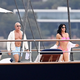 (FOTO) Paparaci posneli Jeffa Bezosa in punco na jahti za pol milijarde, ki so jo skoraj obmetavali z jajci