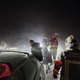 (FOTO in VIDEO) Hrvaški gasilci na božično noč med snežno nevihto reševali ljudi, ki so obtičali na cesti