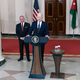 (VIDEO) Nov spodrsljaj ameriškega predsednika: Biden v Beli hiši pozdravil "kraljico Rihanno"