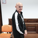 S prvim nožem po trebuhu, z drugim po vratu