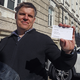 (FOTO) Invalid Simon Šerbinek ni več "v hišnem priporu". Premaknilo se je šele ob pomoči medijev.