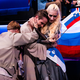 (VIDEO) Kdo je skrivnostna temnolaska? Raiven vstop v evrovizijski finale proslavila s strastnim poljubom