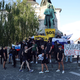 (POGLED) Javni nered in nemir: Kako spraviti svojat brez svastike s trgov?