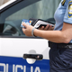 Policista menjala službeni vozili in ustavljala voznike, a na koncu ustavila šefa. Končalo se je slabo ...