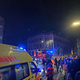 (FOTO) Goreča sedežna pred vhodom zadimila celoten blok, stanovalce reševali z lestvami