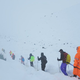 Po snežni nevihti na Mount Everestu rešujejo turiste