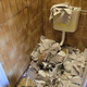 (FOTO) Vandalizem v Mestnem parku: Razbite školjke, umivalnik in razdejanje v notranjosti
