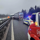 (FOTO) Nastal je dolg zastoj: Tovornjak zagozden med zaščitno ograjo in svojo prikolico