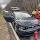 (FOTO) Med vožnjo s tovornega vozila odletelo kolo in priletelo v avto