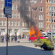 (FOTO) Na znanem amsterdamskem trgu eksplodiral avtomobil, voznik je bil poškodovan