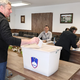 (FOTO) Utrip na voliščih: "Do konca nisem vedela, ali bi bila za ali proti"