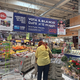 (FOTO) Celo iz Maribora po nakupe čez mejo: Zakaj nekateri Slovenci nakupujejo detergente za celo ulico?