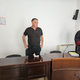Pri nameščanju zaslona na stavbo ni uporabljal varnostne opreme, in zgodilo se je najhujše