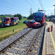 (FOTO) Vlak trčil v vozilo na progi, voznik je zapeljal čez tire, čeprav so bile polzapornice spuščene