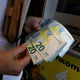 Turisti na Jadranu masovno nasedajo bankomatom z oderuškimi provizijami