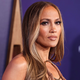 (VIDEO) Kaj je to? Jennifer Lopez šokirala s provokativno opravo, ki je razgaljala zelo veliko