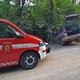 (FOTO) Zapeljal s ceste in trčil v drevo. Hudo poškodovanega s helikopterjem odpeljali v bolnišnico