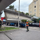 (FOTO) Pri severnih sosedih se je zrušil nadhod za pešce, dve osebi hudo poškodovani
