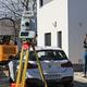 Vroča delovna mesta: Iščejo svetovalce, delavce in voznike. Kolikšno plačo ponujajo elektromonterjem?