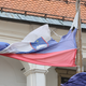 V Mariboru: Tri dni pred dnevom državnosti ukradel zastavo
