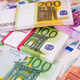 Evro raste, skrbi prav tako: Kaj močna valuta pomeni za EU?