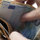 Povprečna plača v javnem sektorju za 211 evrov višja kot lani