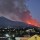 (FOTO) Na Vezuvu še naprej divja požar, poti na ognjenik pri Neaplju so zaprte