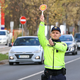 V tehnično neizpravnem in neregistriranem avtomobilu prevažala otroke. Tudi vozniškega izpita ni imela