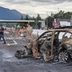 Družinska tragedija: Mlajša ženska po trčenju zgorela v avtu