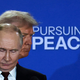 (POGLED) Kolumna Dejana Verčiča: Neville Trump, Slobodan Putin in Xi, ki čaka ob reki