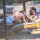 (FOTO) Ups, kaj počne nogometni zvezdnik na plaži? S punco sta očitno pozabila, da nista v spalnici