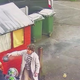 (VIDEO) Kamere ujele krut napad na babico, ki je spremljala vnuka v šolo: Neverjetno, kaj ji je storila soseda