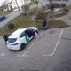(VIDEO) Nadzorne kamere razkrile kruto dejanje: Na parkirišču odvrgli vrečko s sedmimi mladički, vsi so poginili