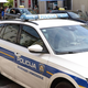 Pomanjkljivo oblečen moški bežal pred policijo in s stolom napadel policista