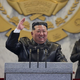 KIM JONG-UN NA VOJAŠKI PARADI: Sosedom grozi z jedrskim orožjem