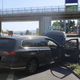 (FOTO) Passat na dolenjski avtocesti trčil v varnostno ogrado, na kraju gasilci in reševalci