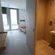 (FOTO) Sobe z WC-ji, hladilniki in TV-ji ... Je zapor v Dobrunjah kot hotel? Bolnišnice in domovi o tem le sanjajo