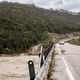 (FOTO in VIDEO) V Italiji se je zrušil most, v deroči reki iščejo 53-letnika