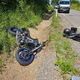 (FOTO) Med Uncem in Planino v nesreči poškodovana motoristka, odpeljali so jo v UKC Ljubljana