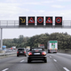 Pozor pri sosedih! Hitrost na avtocesti omejili na 60 km/h in postavili kamere, ki spremljajo vašo hitrost!