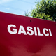 NOČNI POŽAR V MENGŠU: Gasilci pogasili goreča vozila in nadstrešek