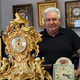 Izumirajoč poklic, a še iskan. Popravljal je tudi uro na Prvi gimnaziji: "Vse ure doslej sem uspel popraviti."