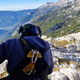 Pohodnik padel s skale in se hudo poškodoval, reševali so ga s helikopterjem