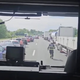 (VIDEO) Tragični prizori: Vozniki niso vzpostavili reševalnega pasu, gasilci tekli po avtocesti, ena oseba umrla