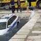 (VIDEO) Policist v Senju skočil do bankomata, nato pa osupnil: Službeno vozilo je končalo v morju